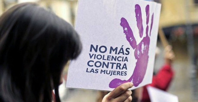 Una mujer muestra una pancarta en contra de la violencia machista.- EFE