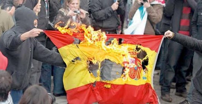 Imagen de archivo de una quema de bandera en Catalunya
