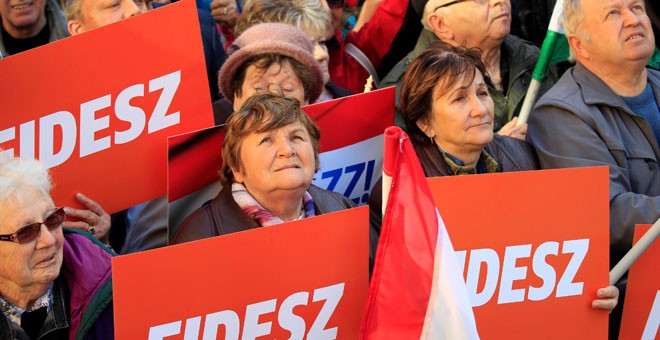 Simpatizantes de Viktor Orban, en Szekesfehervar. / BERNADETT SZABO (EFE)