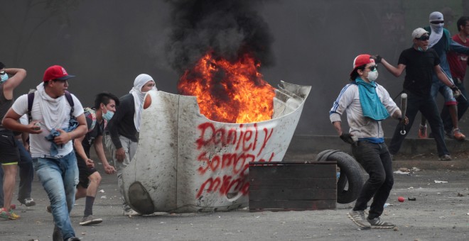 Manifestantes durante un enfrentamiento con la Policía en Managua. - REUTERS