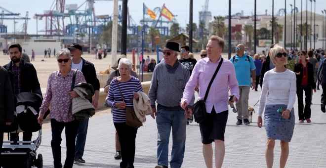 Varias personas paseando por la playa de Valencia. REUTERS/Heino Kalis