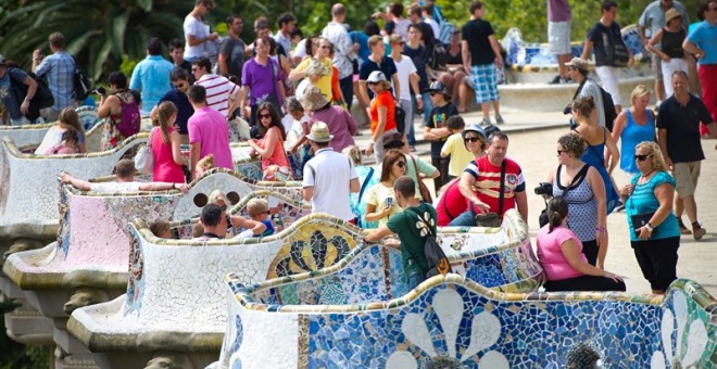 Turistes al Parc Güell de Barcelona, en una imatge d'arxiu | Europa Press.