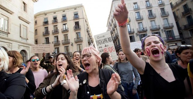 Miles de personas han abarrotado esta tarde la plaza de Sant Jaume de Barcelona en protesta por la sentencia de la Audiencia de Navarra a La Manada