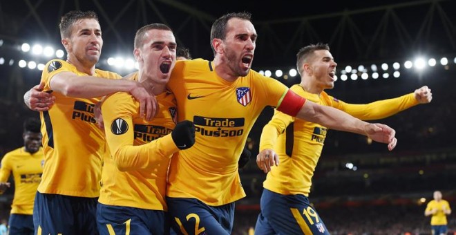 Antoine Griezmann del Atlético Madrid celebra con sus compañeros el gol del empate ante el Arsenal. - EFE