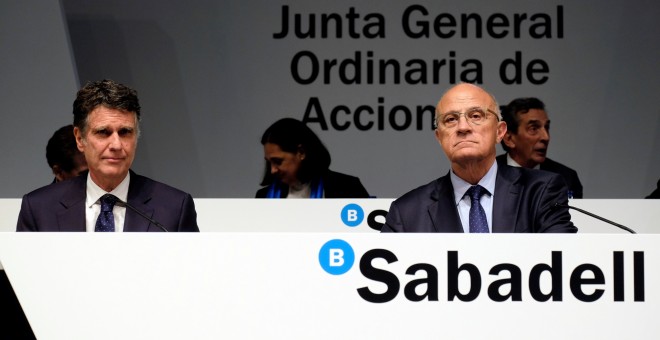 El presidente de Banco Sabadell, Josep Oliu (d), con el consejero delegado, Jaume Guardiola (i), en la junta de accionistas de la entidad. REUTERS/Heino Kalis