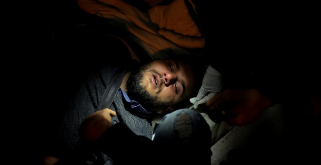 Un refugiado recibe tratamiento después de inhalar gases lacrimógenos durante el ataque de grupos de ultraderecha contra una protesta de refugiados en Lesbos, el pasado domingo 22 de abril.- REUTERS