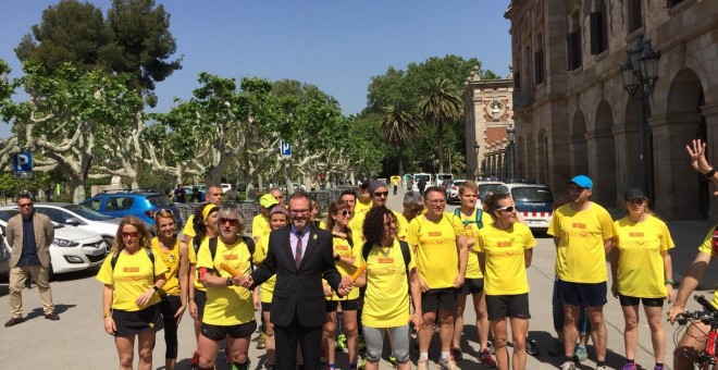 El vicepresident primer del Parlament, Josep Costa, amb els promotors de la iniciativa KMS per la llibertat