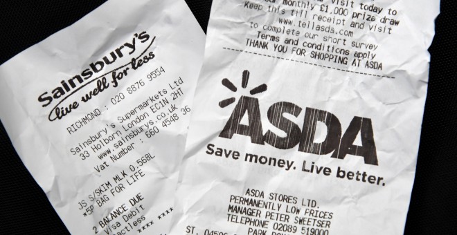 Tickets de compra de los supermercados Asda y Sainsbury. REUTERS/Toby Melville