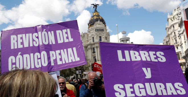 Pancartas con alusión a la revisión del código penal en la manifestación celebrada en Madrid con motivo del Primero de Mayo. EFE/Chema Moya