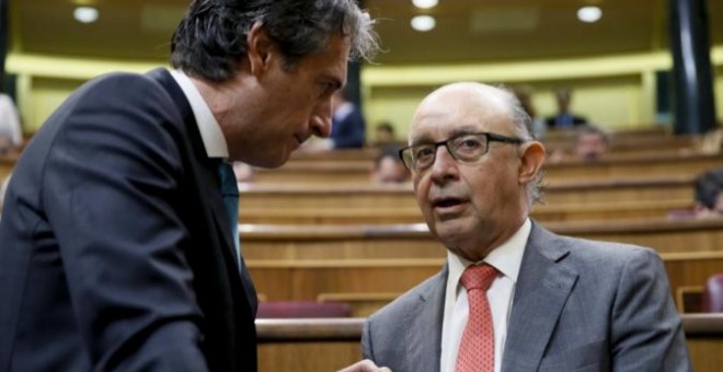 El ministro de Hacienda, Cristóbal Montoro, y el de Fomento, Íñigo de la Serna, en el Congreso de los Diputados. EFE