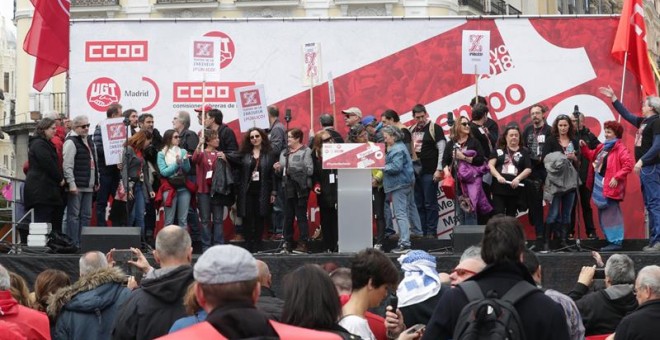 Trabajadores del Teatro de La Zarzuela al término de la manifestación celebrada hoy en Madrid con motivo del Primero de Mayo. EFE/Zipi