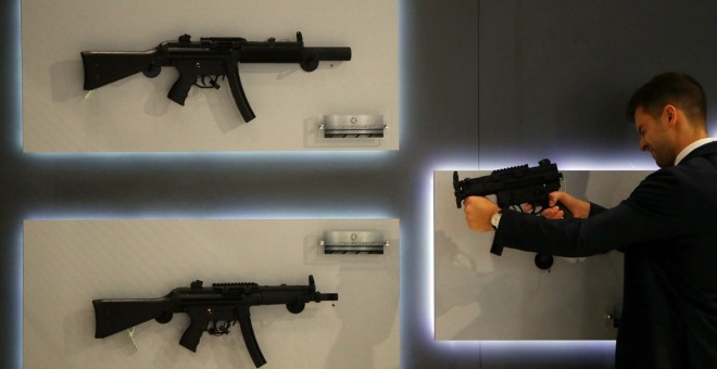 Un visitante prueba un fusil automático MP5K en la Feria Internacional de Defensa y Seguridad, en Londres. REUTERS/Hannah McKay