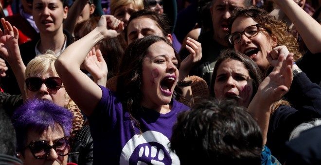 Concentración feminista contra el fallo judicial de La Manada en la Puerta del Sol, coincidiendo con el acto conmemorativo de la Fiesta del 2 de Mayo, celebrado en la Real Casa de Correos de Madrid. EFE/Chema Moya