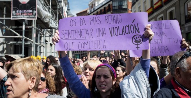 Concentración feminista contra el fallo judicial de La Manada en la Puerta del Sol, coincidiendo con el acto conmemorativo de la Fiesta del 2 de Mayo, celebrado en la Real Casa de Correos de Madrid. EFE/Chema Moya