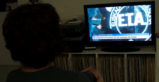 Una mujer mira el informativo de la televisión autonómica vasca ETB la noticia del anuncio de la disolución de ETA, el pasado abril. REUTERS/Vincent West
