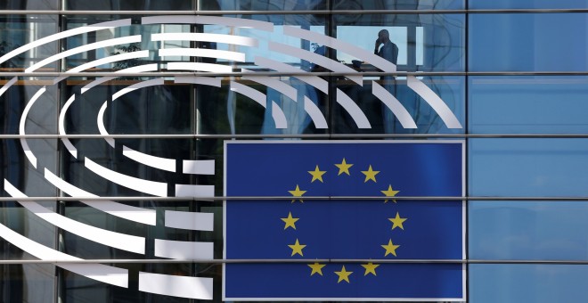 La bandera de la UE en la fachada del edificio del Parlamento Europeo en Bruselas. REUTERS/Francois Lenoir