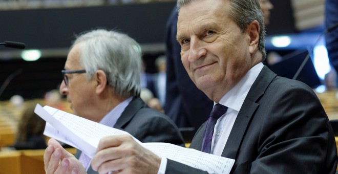 El presidente de la Comisión Europea, Jean-Claude Juncker,  el comisario europeo de Presupuesto, Günther Oettinger, en el Parlamento Europeo en Bruselas. EFE/ Olivier Hoslet