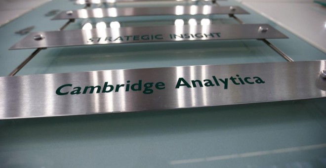 La consultora política, Cambridge Analytica, en un edificio de Londres. REUTERS/Henry Nicholls