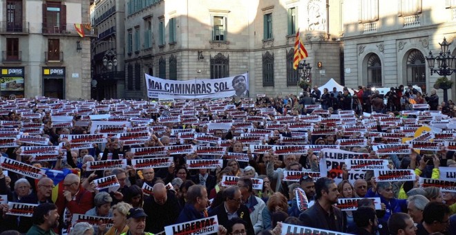 Concentració a la Plaça de Sant Jaume de Barcelona en els sis mesos de l'empresonament d'Oriol Junqueras i Joaquim Forn. | Òmnium Cultural.