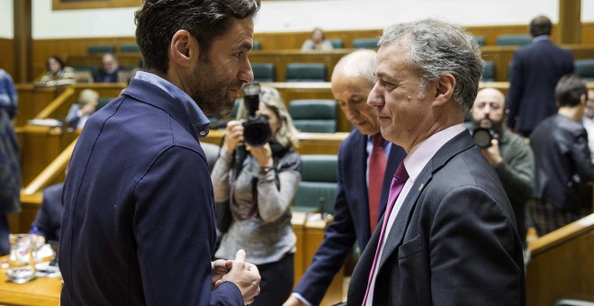 El lehendakari, Iñigo Urkullu, conversa con el portavoz del PP en el Parlamento Vasco, Borja Sémper. EFE/ David Aguilar