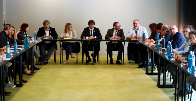 El expresident catalán Carles Puigdemont en una reunión en Berlín con los diputados de JxCat, a mediados de abril. REUTERS/Hannibal Hanschke