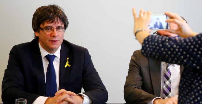 El expresident catalán Carles Puigdemont, en Berlin en una reunión con los diputados de JxCat, a mediados de abril. REUTERS/Hannibal Hanschke