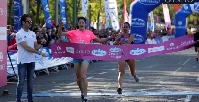 La corredora Elena García Grimau, a su entrada en meta, para ganar por tercera ver la Carrera de la Mujer, en Madrid. EFE/Angel Yuste