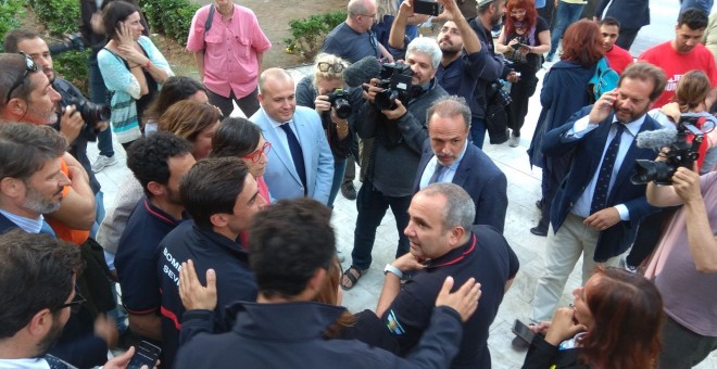 Los tres bomberos españoles celebran su absolución por el tribunal que les ha juzgado por tentativa de tráfico de personas. /MARÍA IGLESIAS