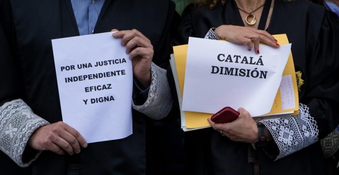 Fiscales y jueces se han concentrado este mediodía en la Ciutat de la Justicia, en el marco de sus protestas, con paros de una hora convocados para hoy y con la vista puesta en el próximo viernes, cuando está prevista una huelga y una concentración frente