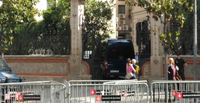 Moment en que set pares i mares guàrdies civils entren a la Delegació del Govern de Catalunya.