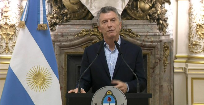 El presidente de Argentina, Mauricio Macri, durante el mensaje en el que ha anunciado que ha iniciado conversaciones con el Fondo Monetario Internacional (FMI) para recibir una 'línea de apoyo financiero'. EFE