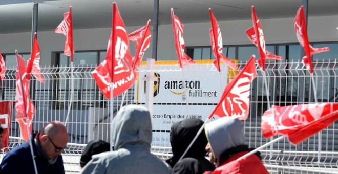 Trabajadores de Amazon frente a la sede de la empresa en San Fernando de Henares en la primera huelga contra la compañía en España, el 21 de marzo de 2018.- EFE