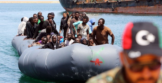 Un grupo de personas migrantes rescatados por la Guardia Costera libia en el Mediterráneo llega al puerto de Trípoli, el pasado 6 mayo.- Mahmud Turkia/AFP/Getty Images