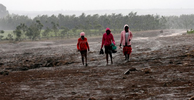 Varias personas caminan sobre el barro después de la rotura de la presa en Kenia. REUTERS/Thomas Mukoya foto 10/05/2018