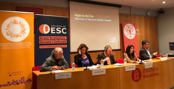 Taula de ponents en la primera jornada de la Conferència Internacional Sobre el Dret a la Ciutat, aquest dijous a Barcelona. / #RightToTheCity Global Platform.