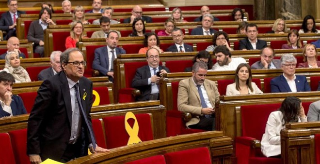 El candidat a la investidura, Quim Torra, en el moment d'emetre el seu vot, en la sessió d'aquest dissabte al Parlament. EFE / Quique García.
