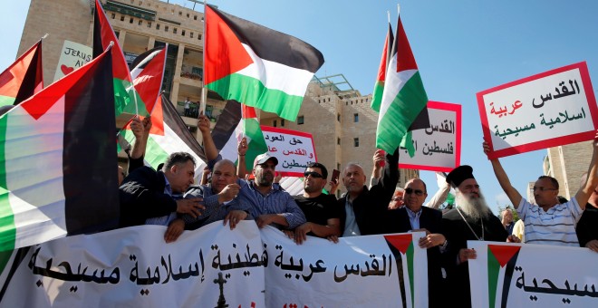 Los palestinos participan en una protesta contra la apertura de la nueva embajada de los EEUU.