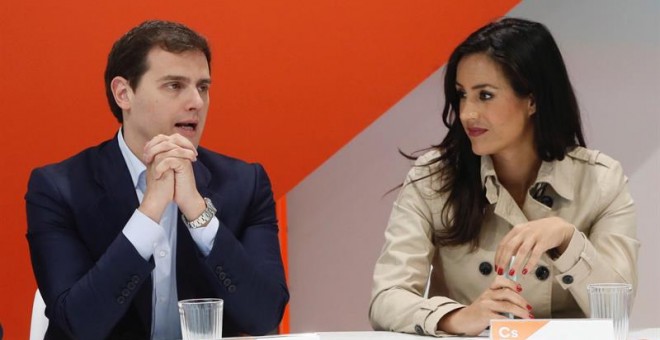 El líder de Ciudadanos, Albert Rivera, y la portavoz de Ciudadanos en el Ayuntamiento de Madrid y secretaria de Política Municipal del partido, Begoña Villacís, durante la reunión del Comité Permanente que la formación naranja ha mantenido esta mañana. /E