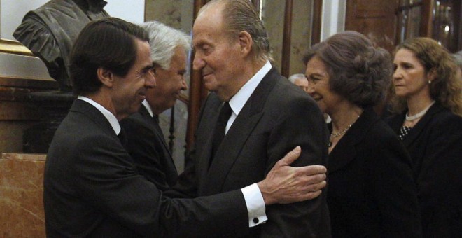 El expresidente José María Aznar y el rey emérito Juan Carlos. EFE