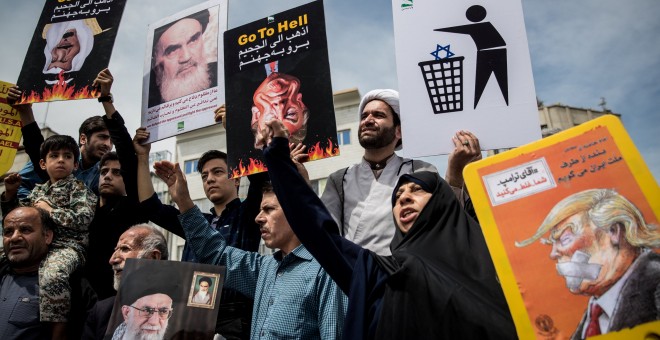 Ciudadanos iraníes protestan en Teherán por la decisión de Donald Trump de sacar a EEUU del acuerdo nuclear. /REUTERS