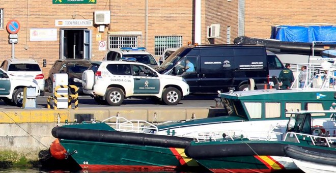 El vehículo de la funeraria se dispone a trasladar el cuerpo del niño de 9 años que ha fallecido en aguas de Algeciras (Cádiz) al ser arrollada por una lancha neumática semirrígida la barca donde navegaba con su padre. /EFE