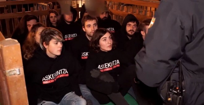 Los activistas de Askekintza, durante la protesta por la que han sido multados con 7.200 euros.