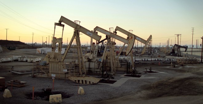Pozos de extracción de petróleo de la compañía Tidelands Oil Production, cerca de Long Beach (California, EEUU). REUTERS/David McNew