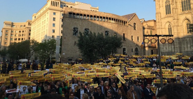 Concentració aquest dijous a la Plaça de la Catedral de Barcelona el dia que es compleixen set mesos de l'empresonamnet de Jordi Cuixart i Jordi Sànchez. / ANC.