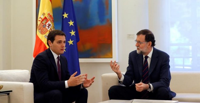El presidente del Gobierno, Mariano Rajoy, durante la reunión que mantuvo esta mañana con el líder de Ciudadanos, Albert Rivera (izda), con quien buscará recomponer un frente al desafío secesionista en Cataluña, después de que la formación naranja anuncia