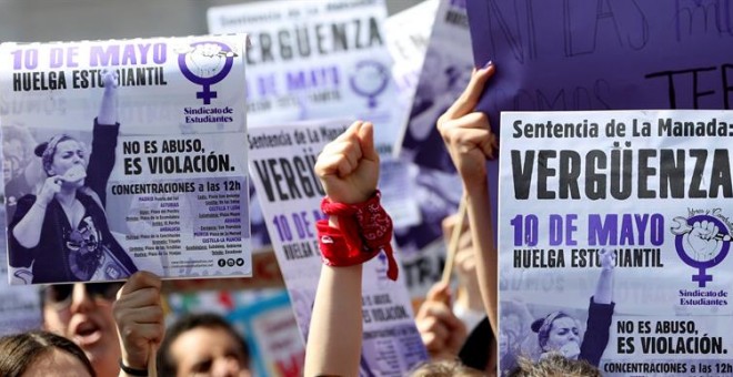 Miles de estudiantes, la mayoría mujeres, se han manifestado hoy por el centro de Madrid contra la sentencia de La Manada, al considerar que es 'escandalosa' y 'ampara a los violadores'. Esta protesta se ha sumado a otras que se han desarrollado en otras