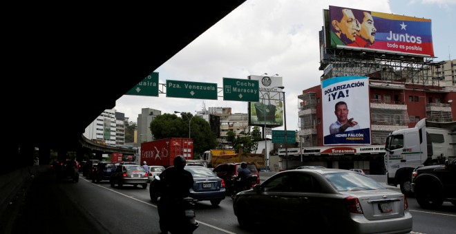 Carteles electorales de las presidenciales de Venezuela en un edificio del centro de Caracas. REUTERS/Carlos Jasso