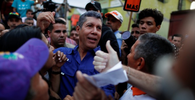 Henri Falcón, candidato del partido Avanzada Progresista (AP) en las presidenciales de Venezuela, rodeado de seguidores en un acto la campaña electoral. REUTERS/Carlos Garcia Rawlins