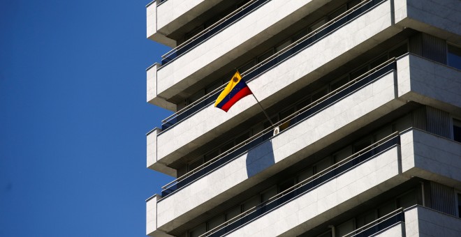 La bandera de Venezuela, en un balcón de su embajada en Madrid. REUTERS/Javier Barbancho