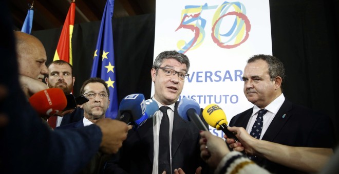 El ministro de Energía, Álvaro Nadal, hace declaraciones a los periodistas en Infiesto (Asturias). EFE/ José Luis Cereijido.